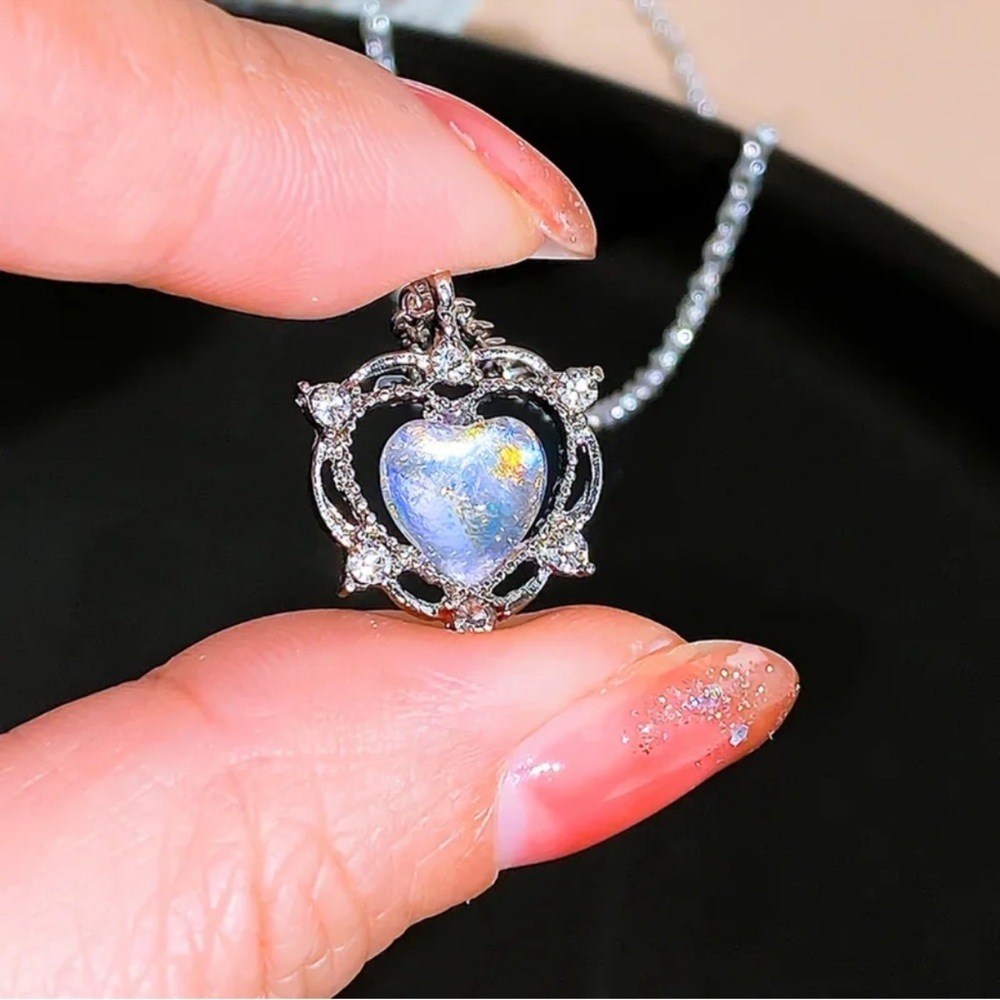 Elegant Silver Color Heart Pendant Necklace - Picture 2 of 7